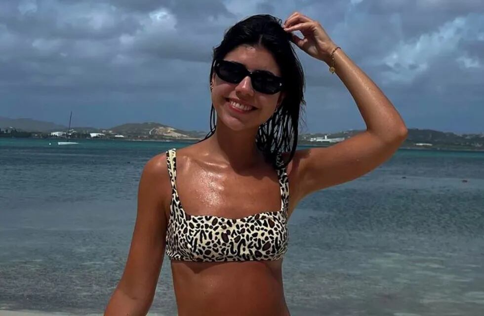 Camila Mayan, la novia de Alexis Mc Allister encendió las redes tras lucir una microbikini en las playas de Qatar.