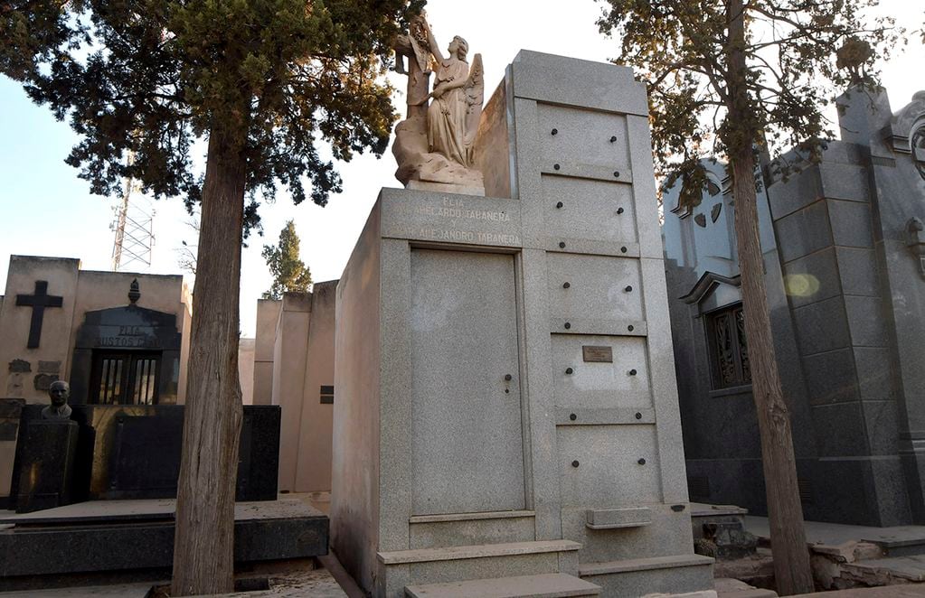 Robaron placas de cobre en el cementerio de la Ciudad de Mendoza