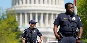 Policías, cerca del Capitolio. (AP/Patrick Semansky)