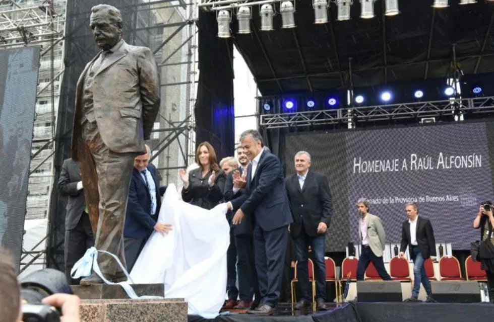 Inauguraron un monumento a Raúl Alfonsín en La Plata.