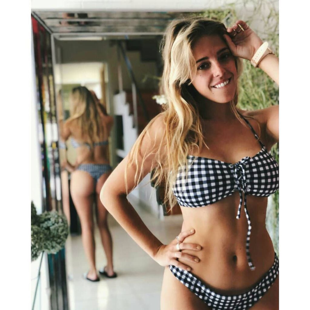 El día que Nati Jota encendió Instagram con una microbikini a cuadrillé y de espaldas al espejo.