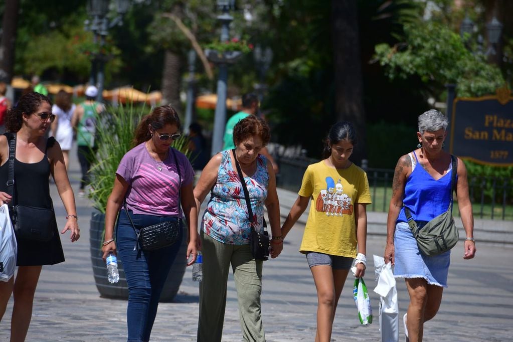 Intensa jornada de calor en la ciudad de Córdoba. (José Hernández / La Voz)