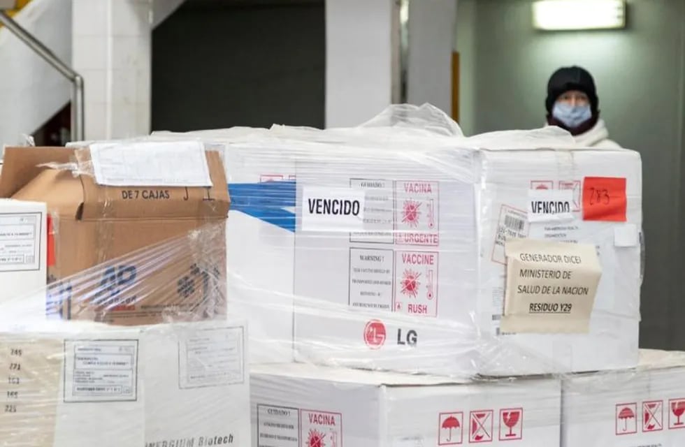 Vacunas vencidas halladas en el frigorífico Oneto, ubicado en la ciudad de Buenos Aires. (Clarín)