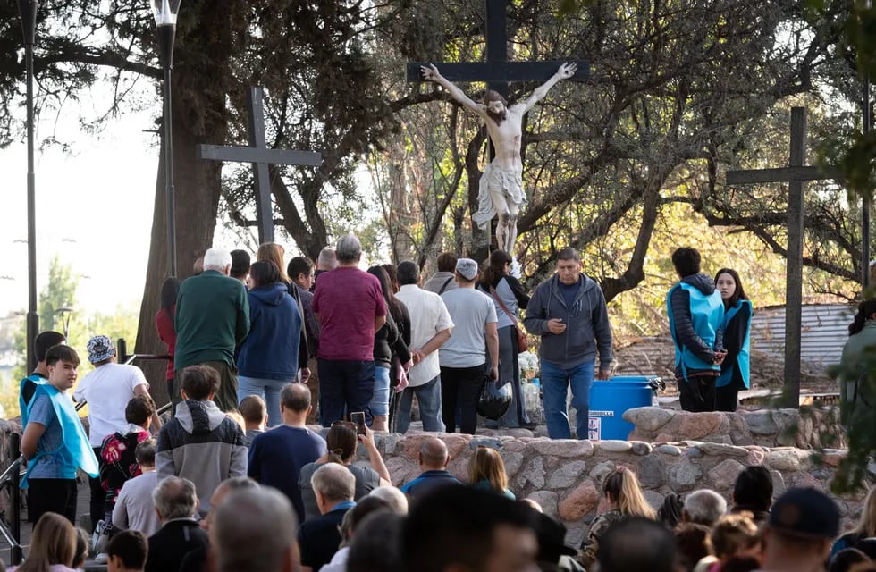 Vía Crucis en Mendoza: cientos de fieles recrearon el Viernes Santo la pasión de Cristo.
