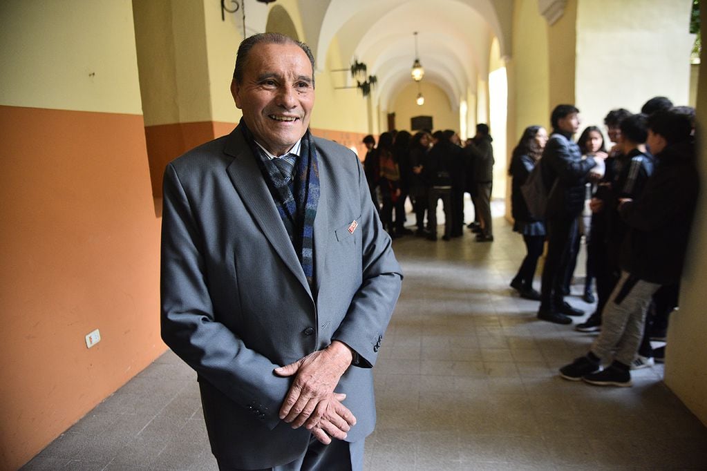 Ramón se jubila tras 45 años de trabajo, de los cuales 40 fueron tocando la campana del Monserrat. 