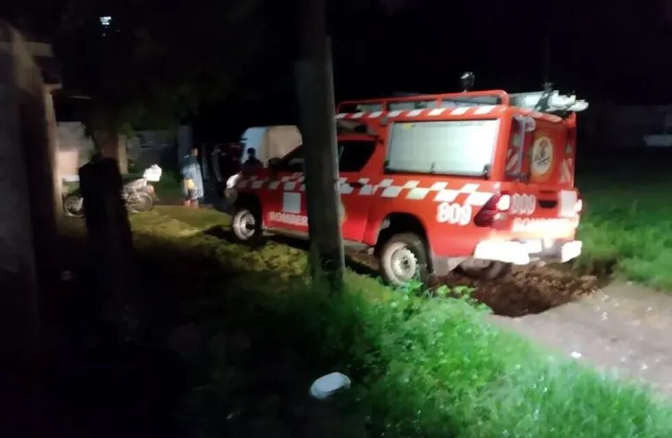 Bomberos, policías y personal de Defensa Civil y del Comité de Emergencia Municipal se desplegaron desde la madrugada por las copiosas lluvias en Jujuy.