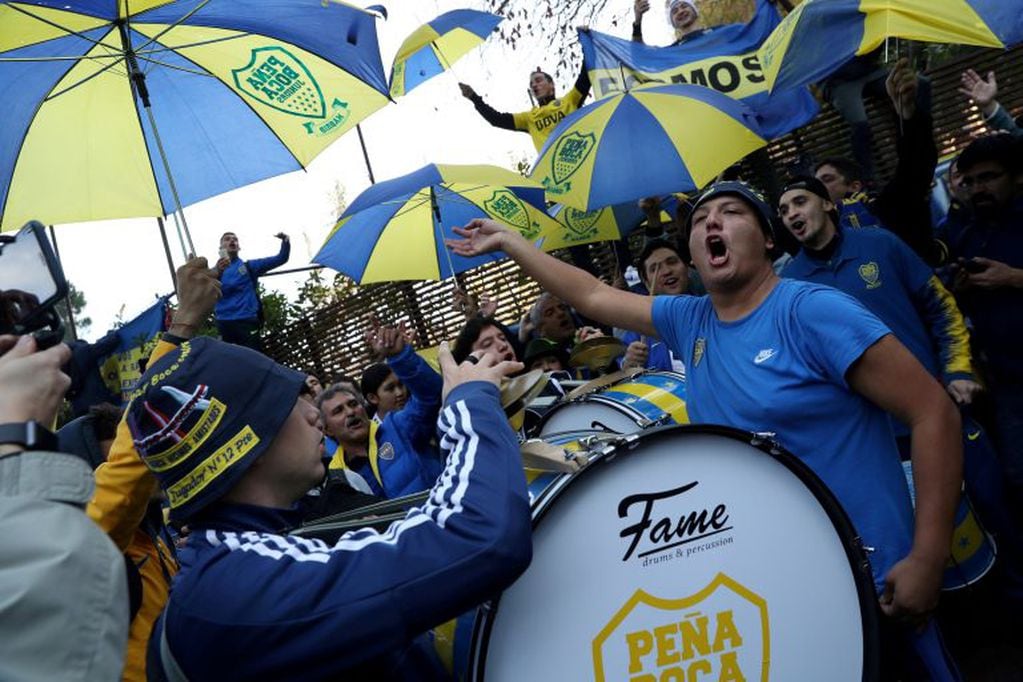 Fans de Boca Juniors esperan el partido en Madrid (REUTER)