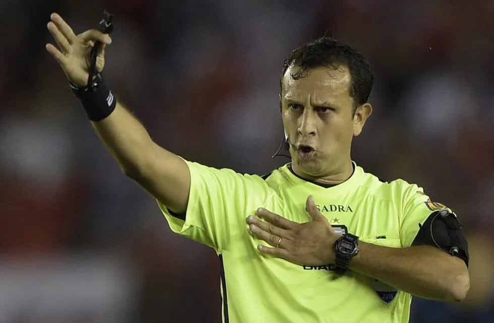 Referee Dario Herrera gestures during the Argentine first division football match between River Plate and Boca Juniors at the Monumental stadium in Buenos Aires, Argentina, on September 13, 2015. AFP PHOTO / JUAN MABROMATArn cancha river plate Dario Herrera futbol campeonato torneo primera division 2015 futbol referi futbolistas partido River plate vs. Boca juniors