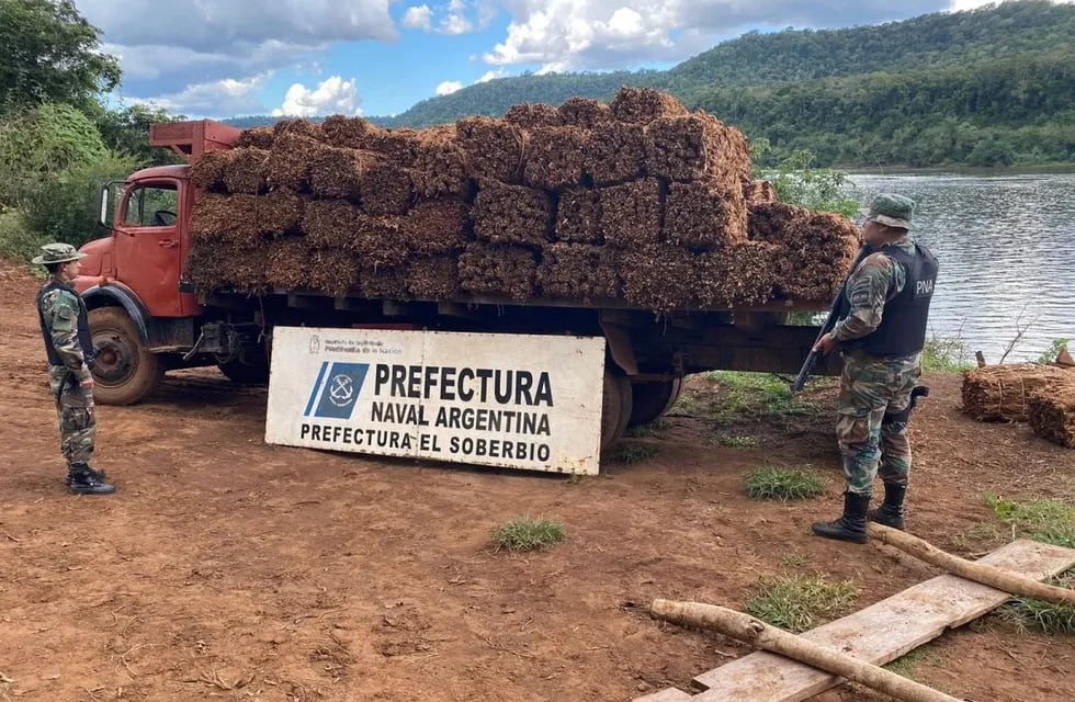 Prefectura incauta más de cuatro toneladas de tabaco en El Soberbio.