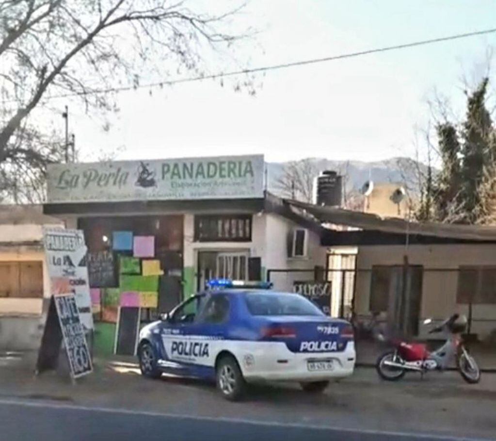 Robo en una panadería en Villa Caeiro. (Foto: captura de pantalla / video difundido en FM arco iris 899).