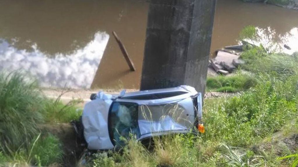 Un auto cayó al vacío en el puente blanco de Entre Ríos. Foto: FM Eclipse.