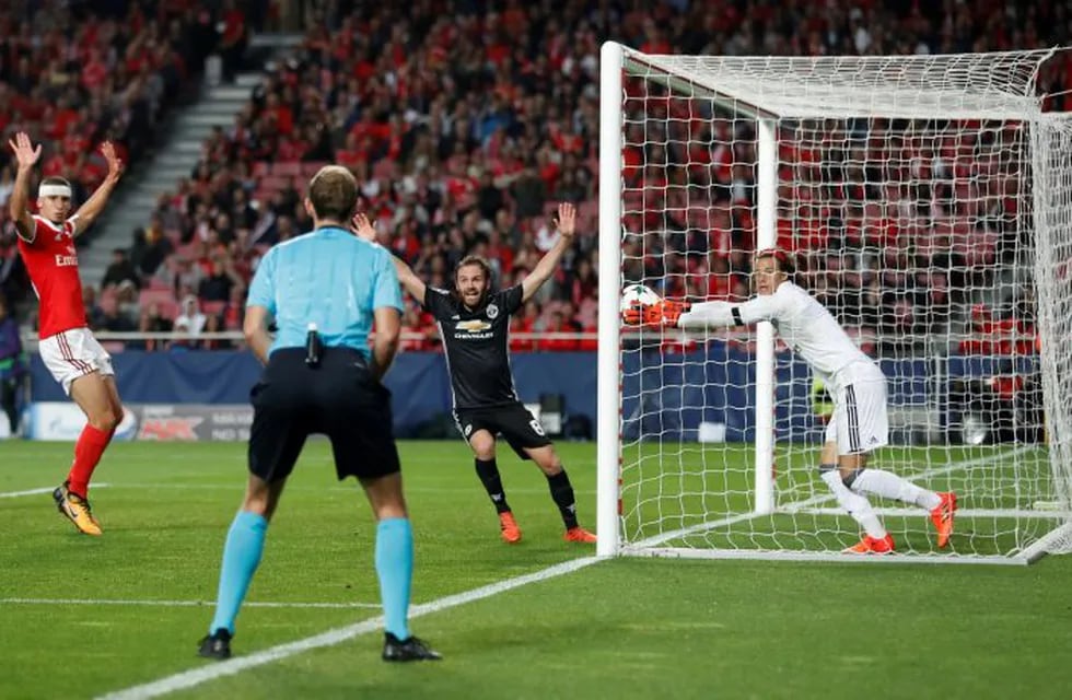 El insólito error del arquero del Benfica en la Champions League\nFoto: Reuters/Carl Recine