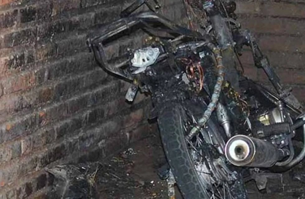 Un grupo de personas incendio la moto de dos delincuentes en Baigorria. (SL24)