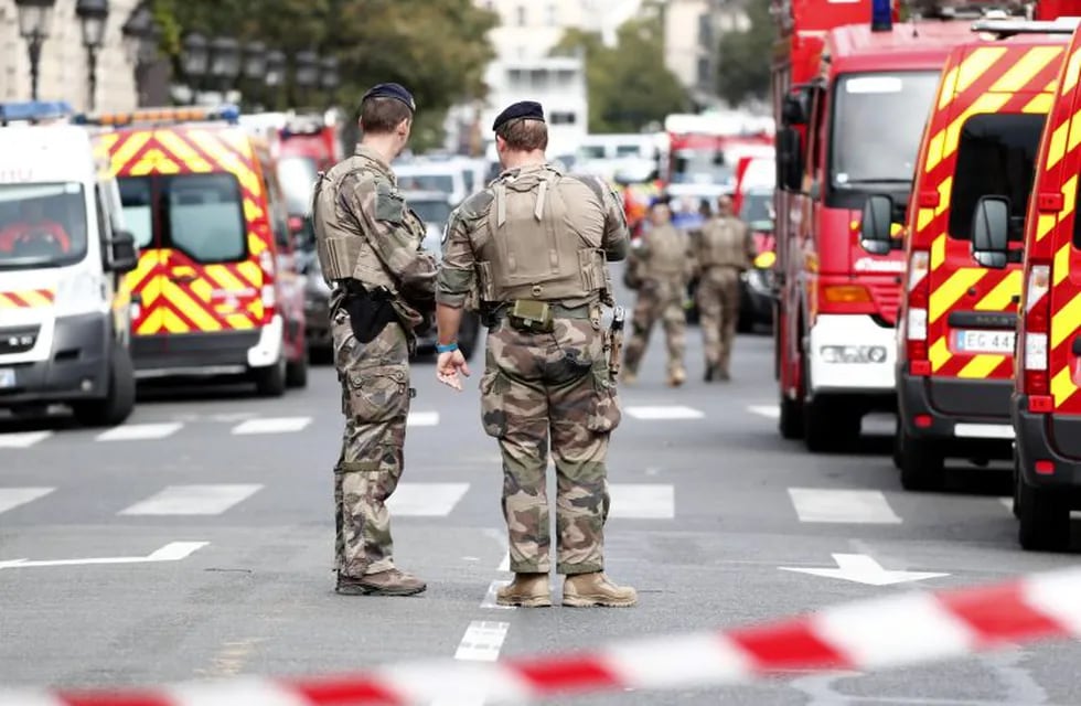 Las fuerzas militares establecen un perímetro de seguridad cerca del cuartel general de la policía de París después de que un hombre ha sido asesinado después de atacar a oficiales con un cuchillo en París. Crédito: EFE / EPA / IAN LANGSDON.