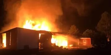 Incendio destruyó tres depósitos de madera en Panambí