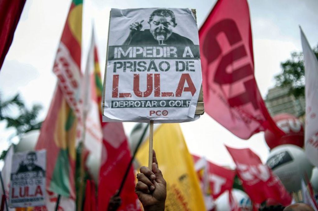 Unionists and members of social movements demonstrate in support of former Brazilian president Luiz Inacio Lula da Silva in Sao Paulo, Brazil on January 24 2018.
A Brazilian appeals court Wednesday upheld ex-president Luiz Inacio Lula da Silva's conviction for corruption, effectively ending his hopes of relection this year. Two of the three judges in the appeals court in the southern city of Porto Alegre ruled that his original 9.5-year jail sentence be extended to more than 12 years.
 / AFP PHOTO / Miguel SCHINCARIOL brasil san pablo  brasil juicio a expresidente de la nacion por corrupcion audiencia ratificacion condena seguidores simpatizantes