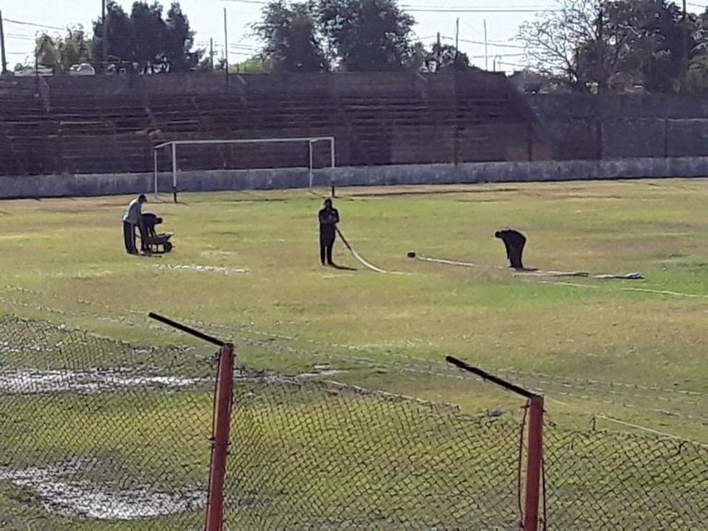 En la Talquera, como se le llama la cancha de Unión San Vicente por el polvo en suspensión cuando se juega, se trabaja para mejorar el campo de juego.