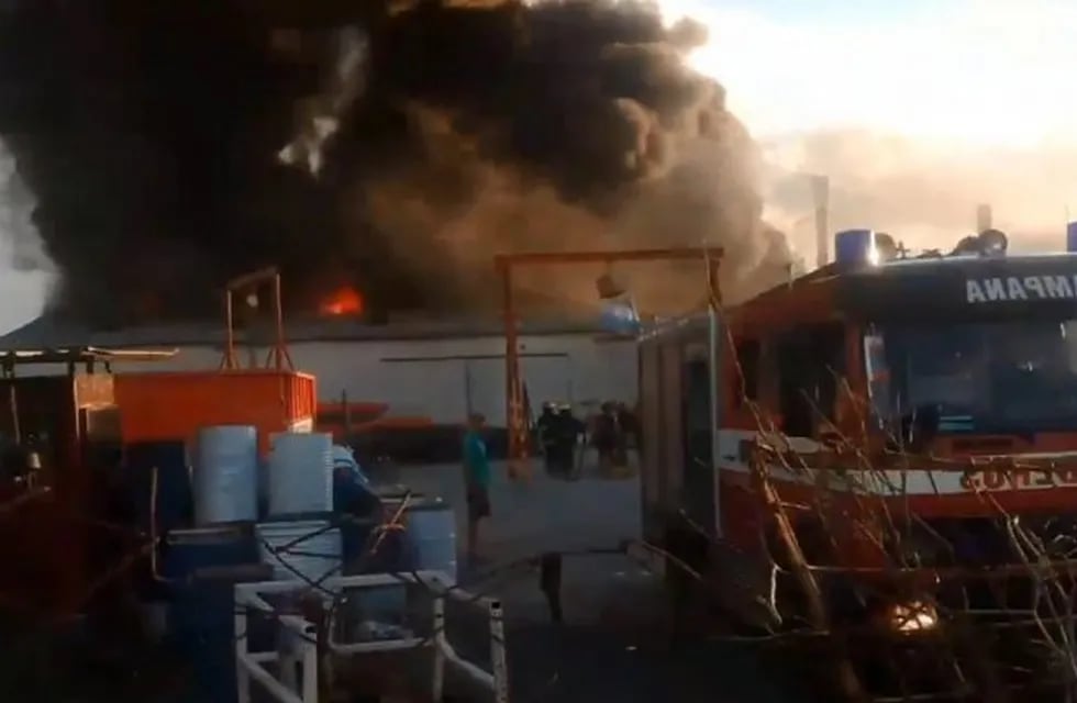 Se incendió una fábrica de lanchas en Campana y hubo evacuados e intoxicados.