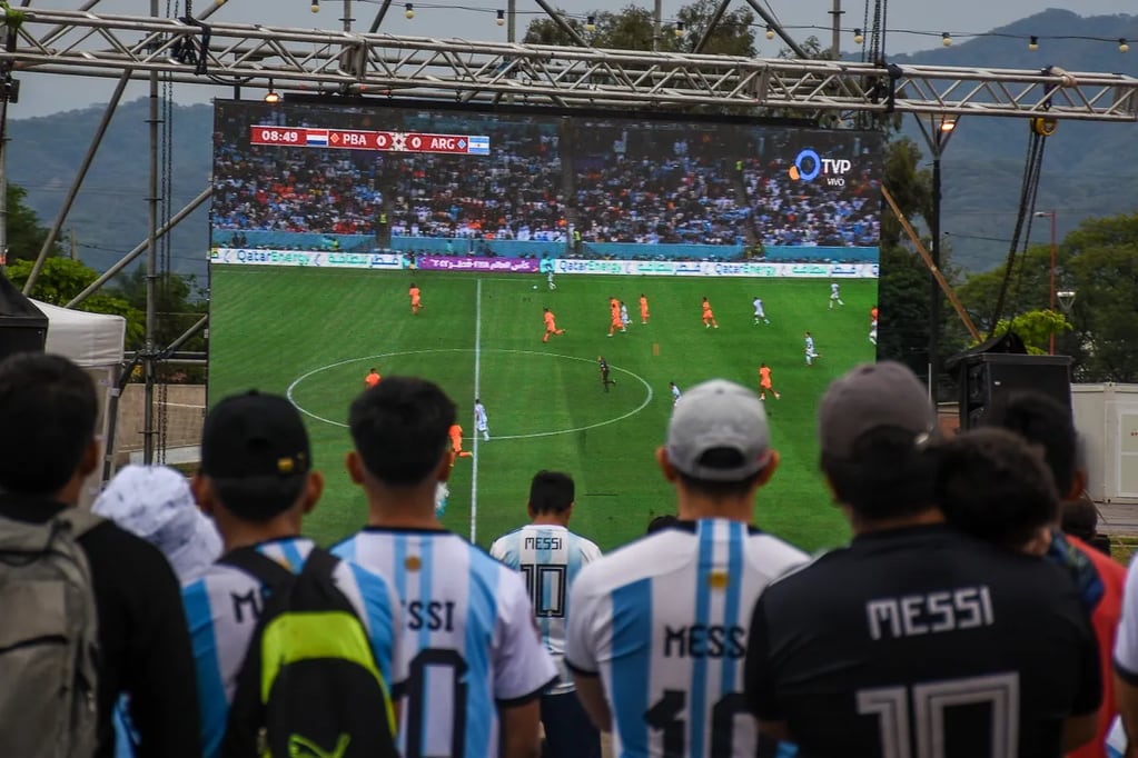 Mucha gente alentó el sábado pasado a la Selección de Lionel Scaloni, desde la Ciudad Cultural, en San Salvador de Jujuy.