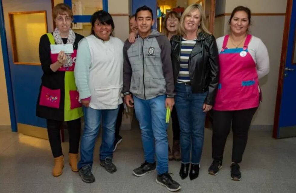 Rossana Artero entregó una heladera a la Escuela Especial N° 525 de Rawson.