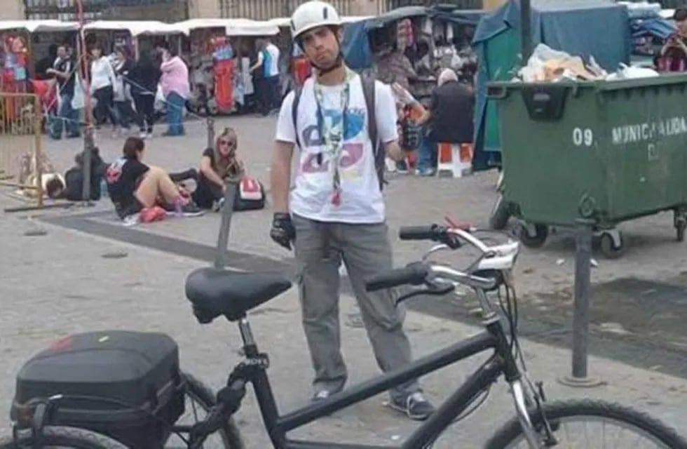 Matías, rescatista voluntario de 25 años, pide ayuda para recuperar su bicicleta adaptada que le robaron días atrás.