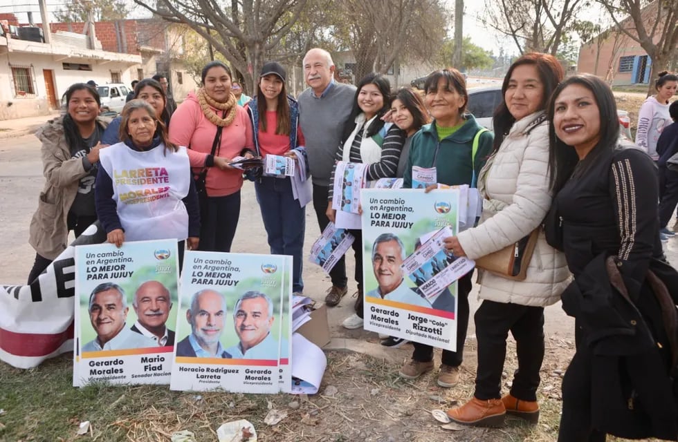 Los precandidatos Mario Fiad y Claudia Machaca, acompañados por un grupo de mujeres militantes del frente Cambia Jujuy previo a iniciar una caminata por sectores de Alto Comedero.