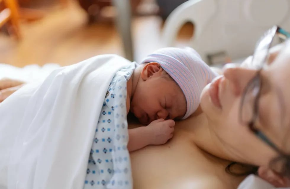 La primera necesidad de un recién nacido no es comer, es el contacto con la piel de su madre. (Rohane Hamilton / Shutterstock)