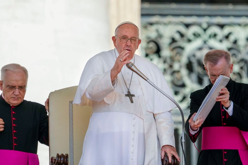 El papa Francisco bendice a los fieles al final de su audiencia general semanal, en la Plaza de San Pedro, en el Vaticano, el 7 de junio de 2023. (AP Foto/Andrew Medichini)