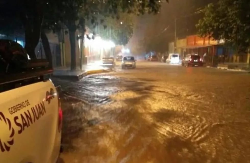 En algunas localidades de San Juan hubo crecida de ríos y las calles terminaron inundadas.