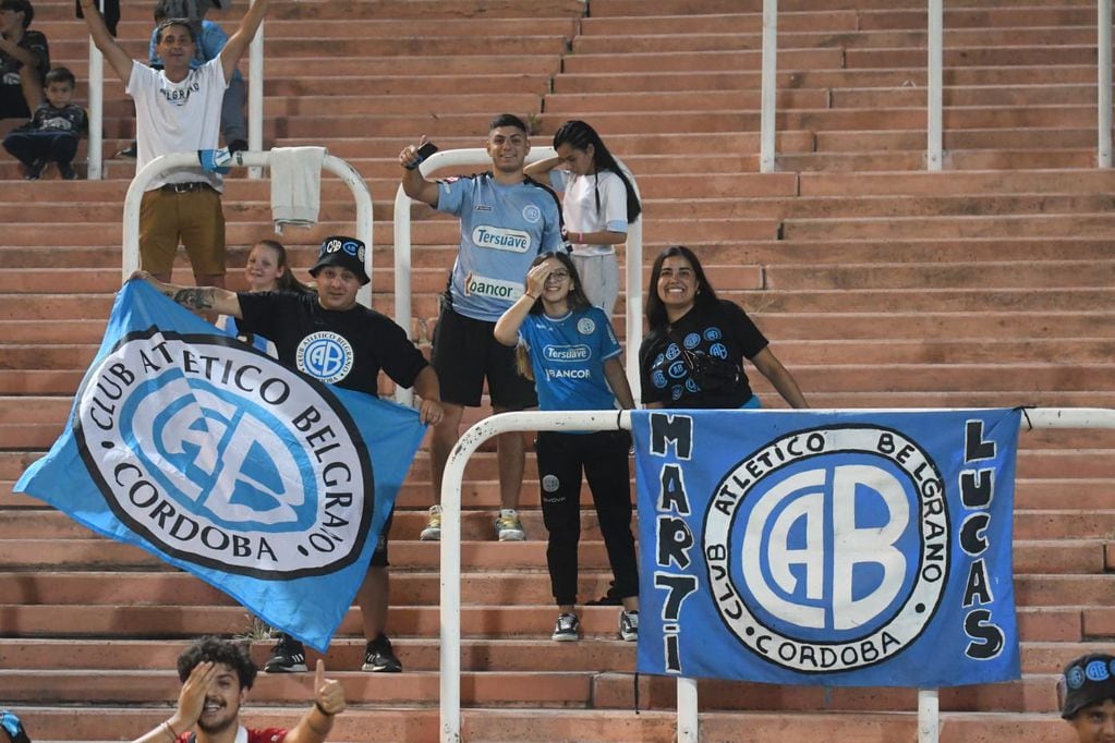 Los fanáticos de Belgrano que viajaron a Mendoza. (Gentileza Los Andes).