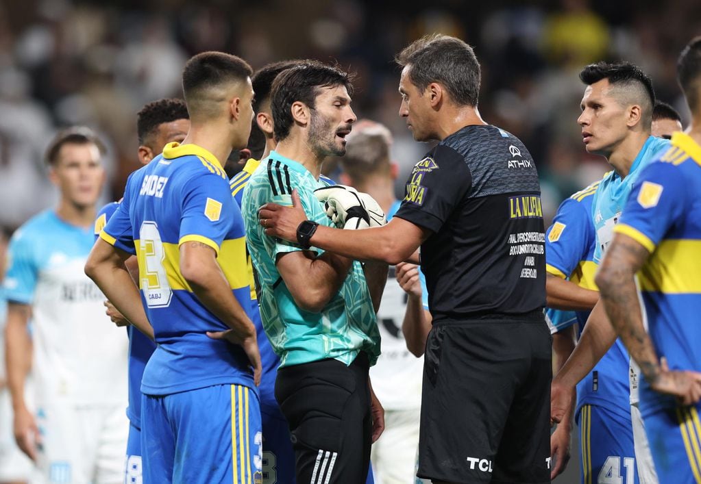 Javier García discute con el árbitro Fernando Rapallini por la decisión del penal que cobró a favor de Racing en el último minuto.