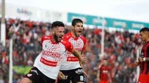 Joaquín Molina y Gabriel Graciani festejan el segundo gol del volante en la victoria de Instituto ante Defensores de Belgrano