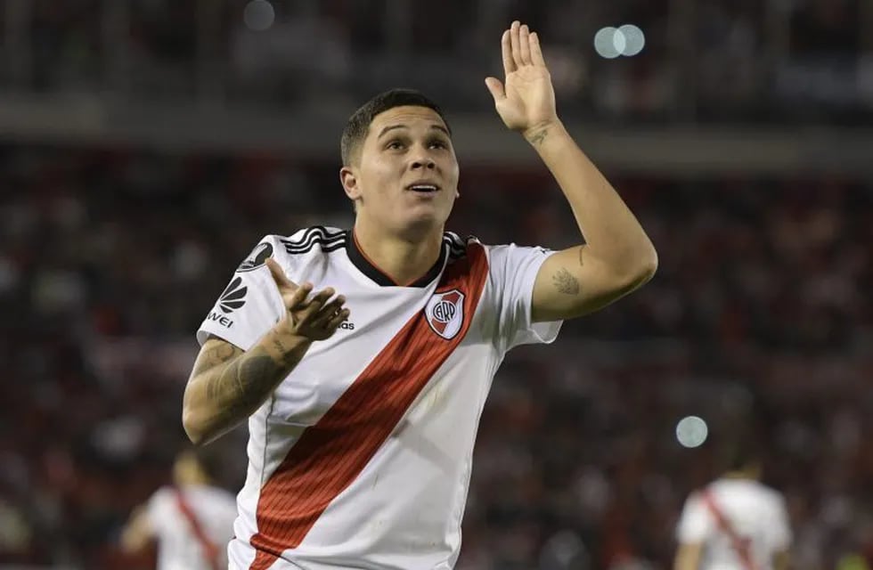 Argentina's River Plate midfielder Juan Quintero celebrates after scoring the team's second goal against Argentina's Independiente during the Copa Libertadores 2018 quarterfinals second leg football match at the Monumental stadium in Buenos Aires, Argentina, on October 2, 2018. (Photo by JUAN MABROMATA / AFP) cancha river plate juan fernando quintero futbol copa libertadores 2018 futbol futbolistas river plate independiente