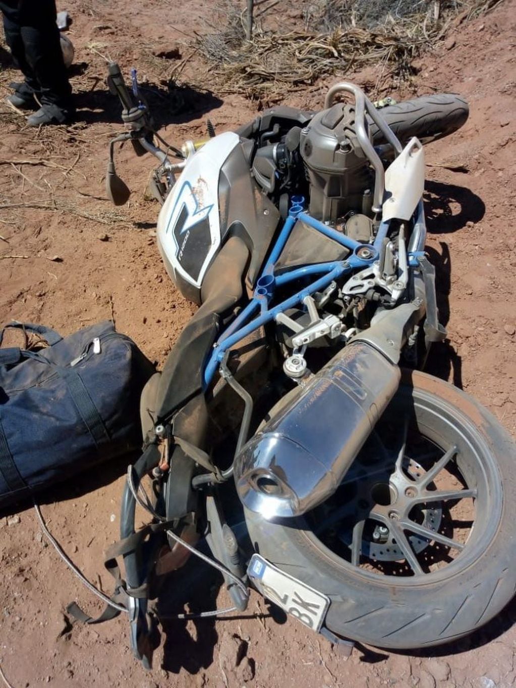 La moto quedó a un costado de la ruta y el cuerpo a varios metros del hecho