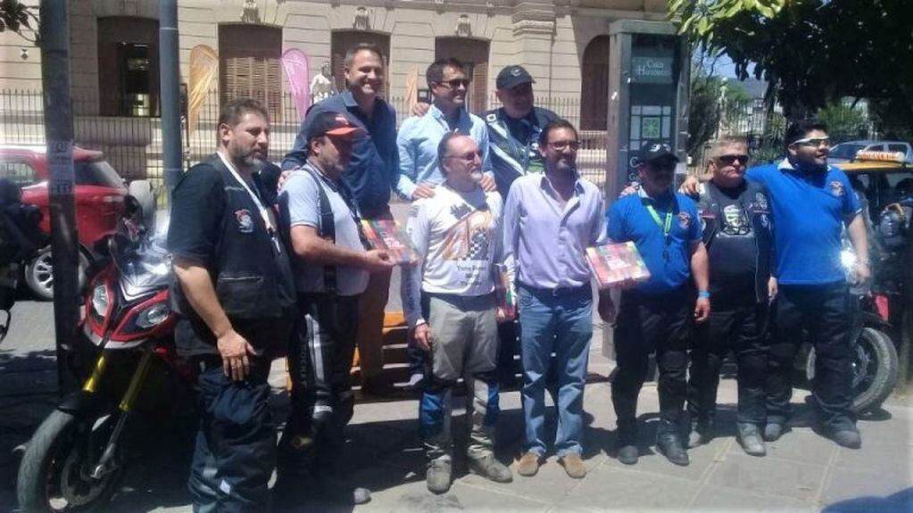 El ministro Posadas,junto a sus secretarios de Turismo, Diego Valdecantos; y de Cultura, Luis Medina Zar, junto a directivos del Moto Club Jujuy, dieron la bienvenida a los "motoqueros" internacionales.