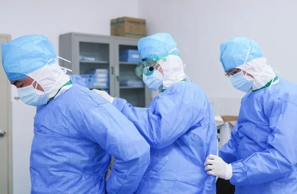 03/02/2020 Trabajadores médicos se ayudan mutuamente para ponerse trajes protectores contra el coronavirus en un vestuario en el Hospital Municipal de Zhangzhou en Zhangzhou, provincia de Fujian, sureste de China, el 2 de febrero de 2020. POLITICA XIAO HEYONG / XINHUA