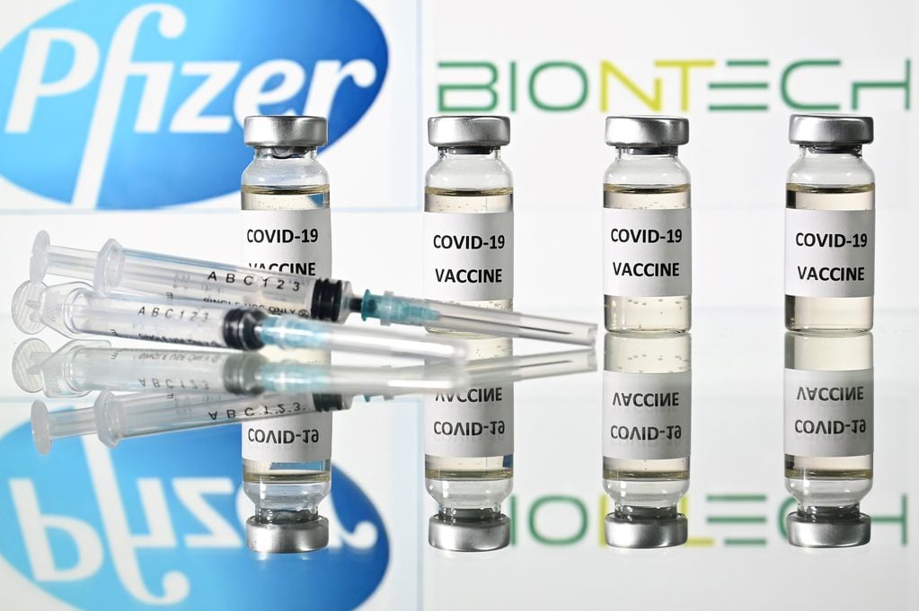 Vacuna Pfizer & BioNTech (Photo by JUSTIN TALLIS / AFP)