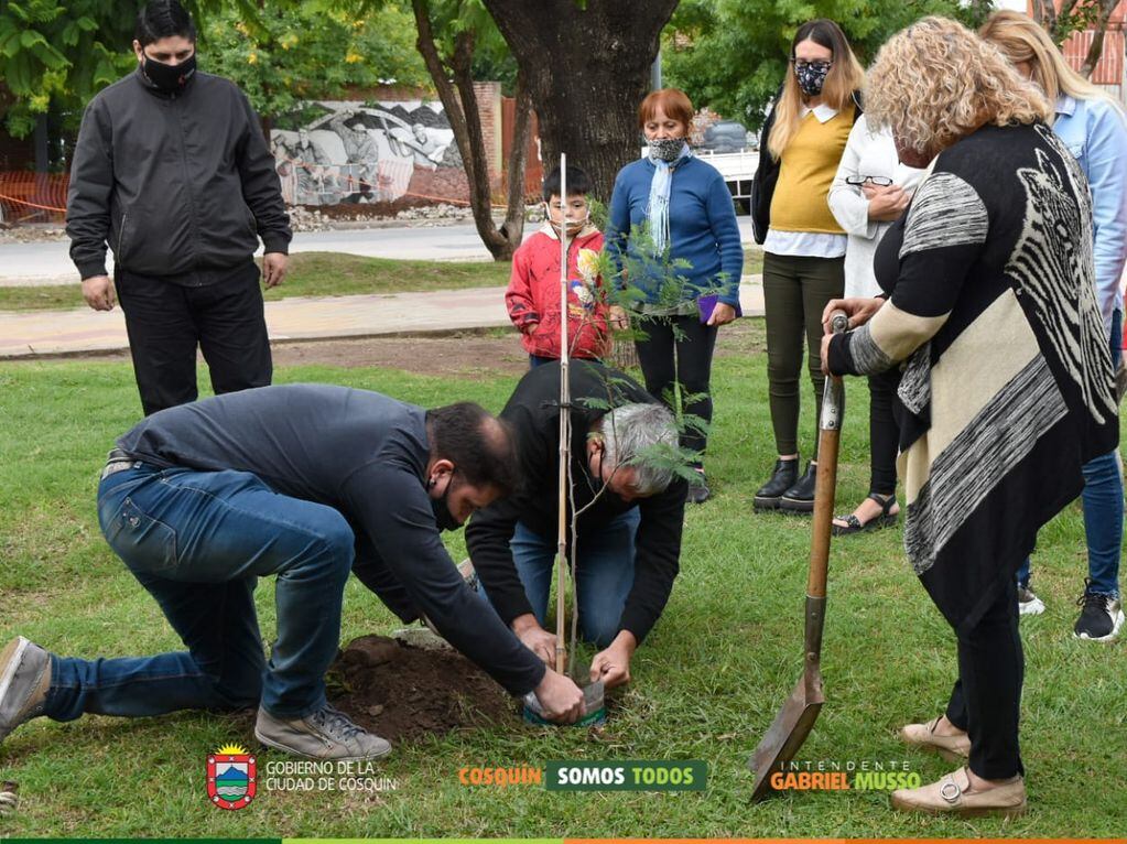 El intendente de la ciudad de Cosquín, Gabriel Musso junto a autoridades locales, plantando uno de los siete ejemplares elegidos en el marco de la iniciativa "Plantamos Memoria".