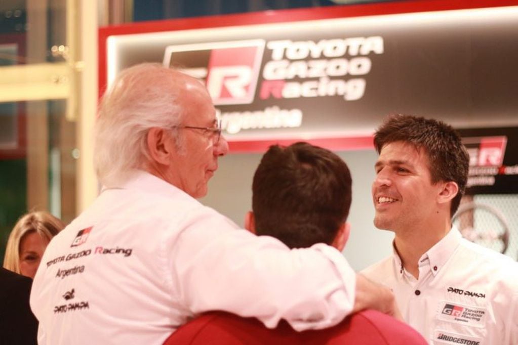 Darío Ramonda, director del Toyota Gazoo Racing Argentina Argentina, junto con sus pilotos. Matías Rossi lidera los campeonatos de Súper TC2000 y Top Race.