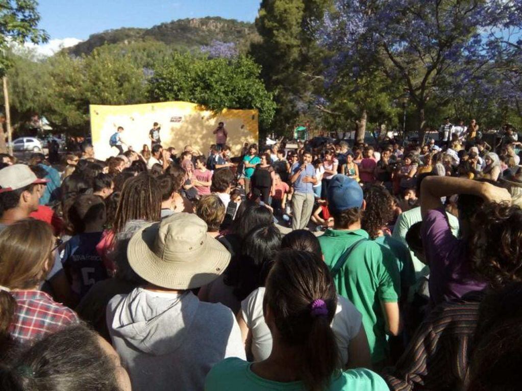 Reunión en San Marcos Sierras (Cruz del Eje Noticias).
