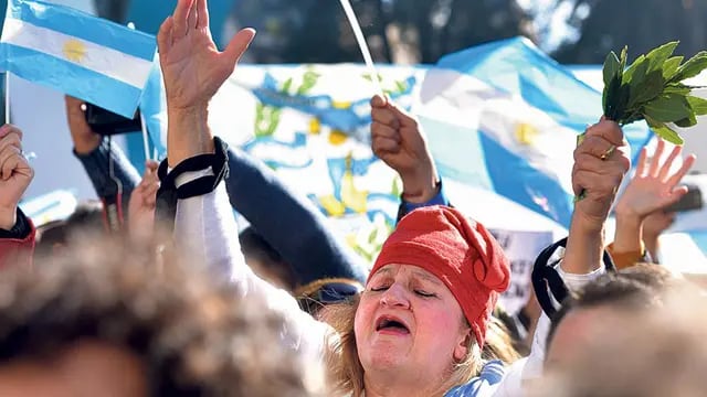 Una mujer ataviada de patria canta con pasión el Himno Nacional. El 9 de Julio, en Tucumán (Andrés Blanco/LaVoz).