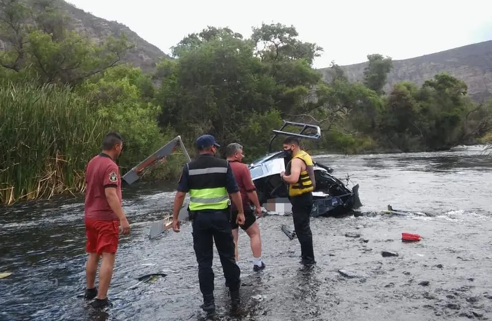 El helicóptero de Jorge Brito se estrelló sobre un dique en Cabra Corral, a 75 km de la capital de Salta. El banquero y su copiloto fallecieron luego de perder el control de la aeronave cuando se engancharon con cables de una tirolesa.