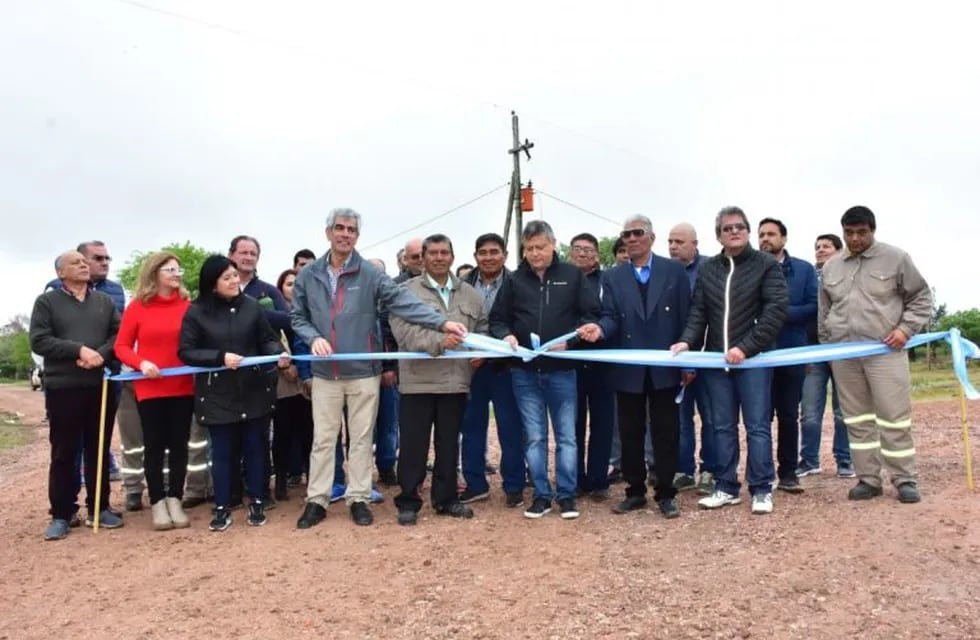 Peppo inauguró en paraje Cacica Dominga un nuevo enripiado para los caminos vecinales. (Web).