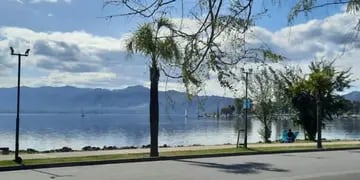 Costanera del lago San Roque. Carlos Paz.