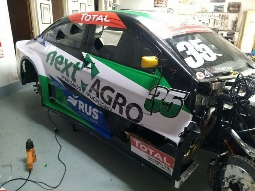 El equipo CS Racing alista en Chivilcoy el auto con el que Mario Baldo debutará en el Top Race Series.