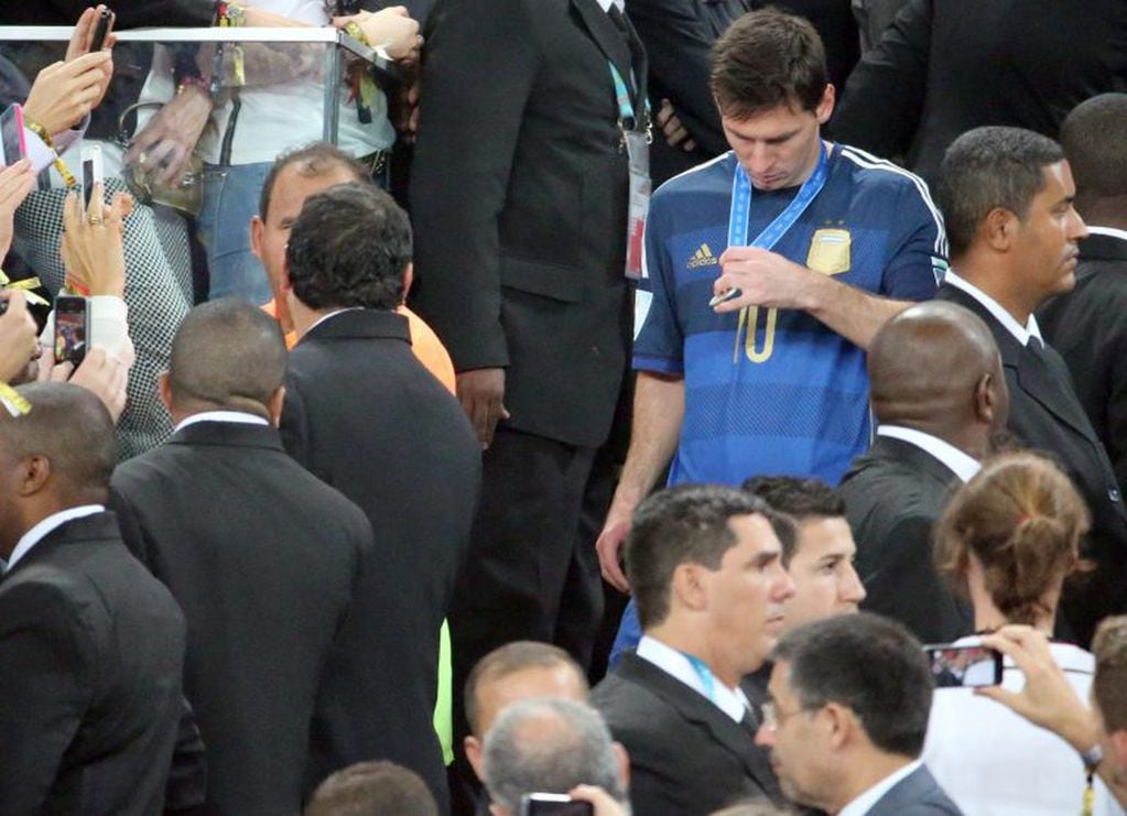 Messi con la medalla de subcampeón. Foto: EFE/EPA/Diego Azubel.