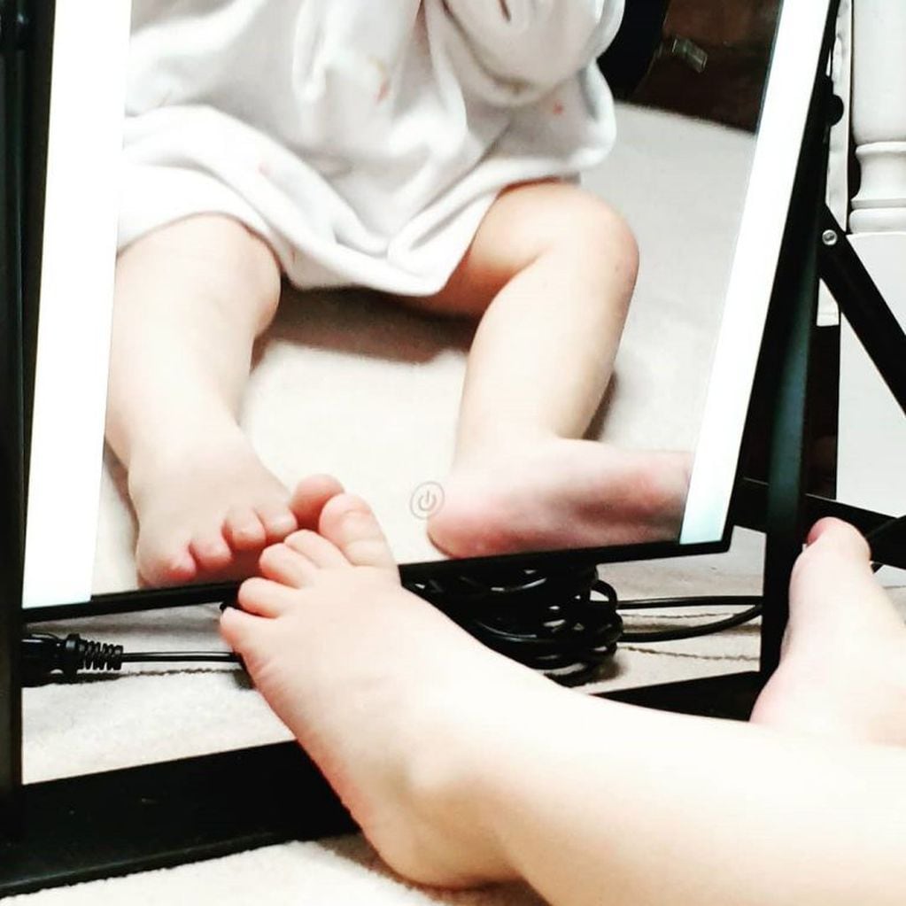 La "China" Suárez publicó una foto de las piernas de Magnolia Vicuña (Foto: Instagram)