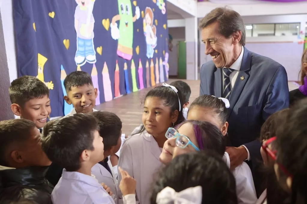 El acto de inicio del ciclo lectivo 2024 en Jujuy tuvo lugar en la Escuela Primaria N° 223 "Arzobispo José Mendizábal", con la presencia del gobernador Carlos Sadir.