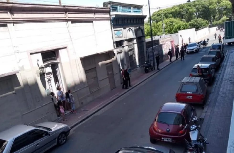 Toma de rehenes en San Telmo: la Policía negocia con los delincuentes.