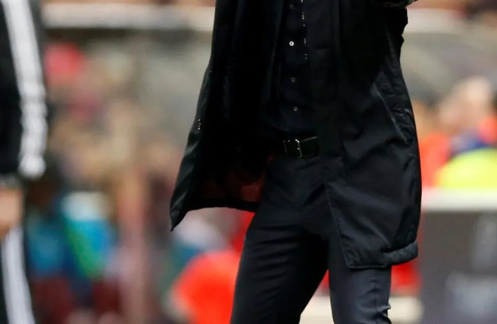 Atletico's head coach Diego Simeone gestures during the Champions League round of 16 second leg soccer match between Atletico Madrid and Bayer Leverkusen at the Vicente Calderon stadium in Madrid, Spain, Wednesday, March 15, 2017. (AP Photo/Daniel Ochoa d